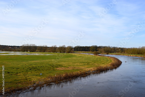 Hochwasser am Fluss Aller im Winter im Dorf Eilte, Niedersachsen