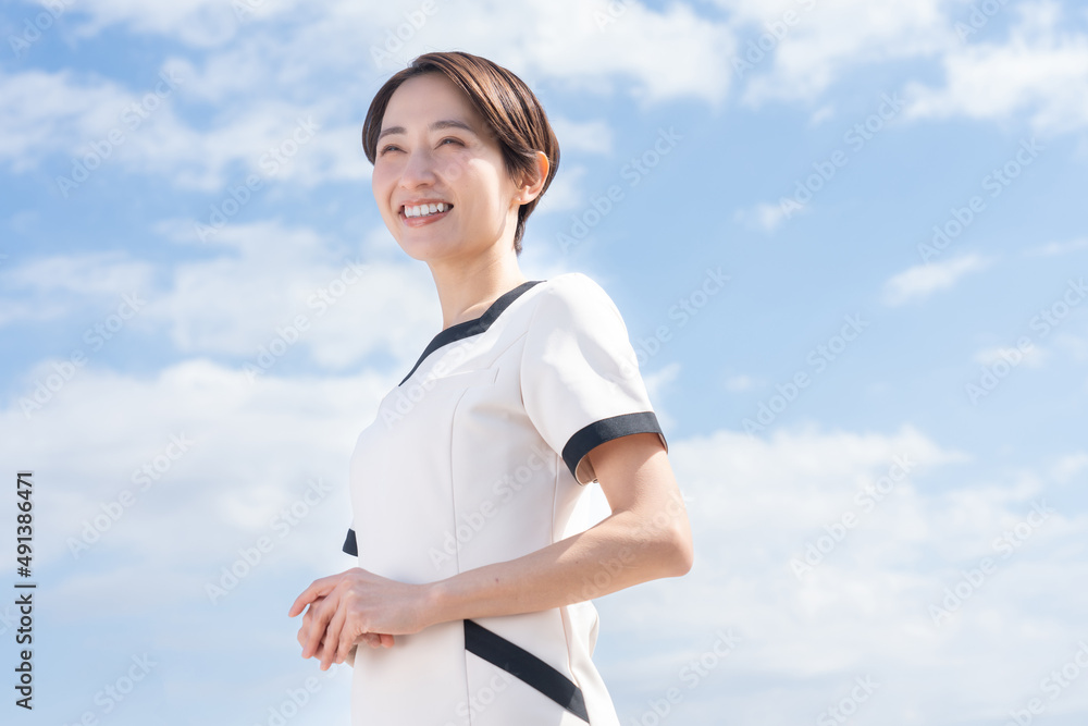 制服を着た女性 制服を着た女性