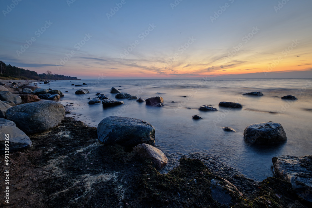 Obraz premium rocks in the sea at sunset