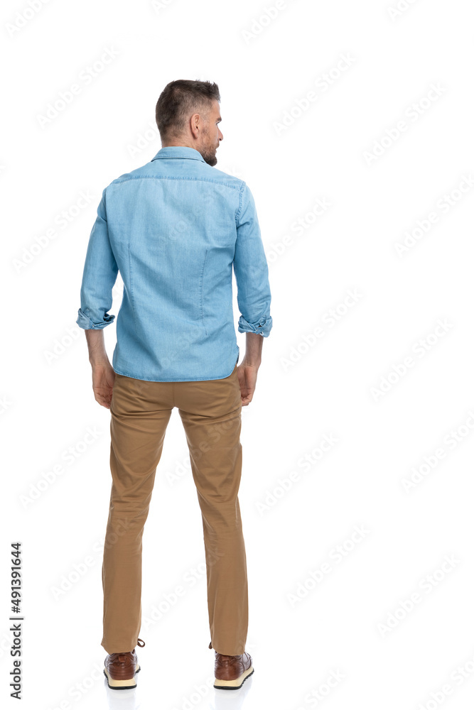 Fototapeta premium back view of grizzled man in casual outfit looking to side