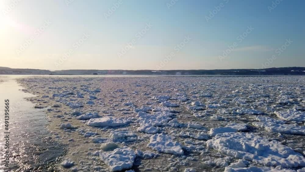 一面の流氷の中を進む観光船からの景色