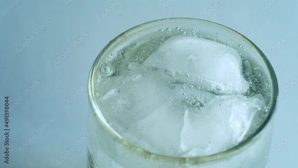 氷の入った炭酸水が泡立つ様子 氷の入った炭酸水が泡立つ様子