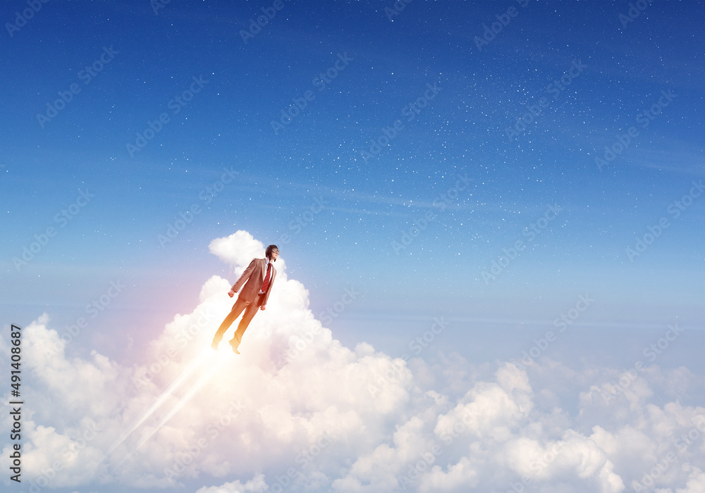 Naklejka premium Businessman in suit and aviator hat flying in sky
