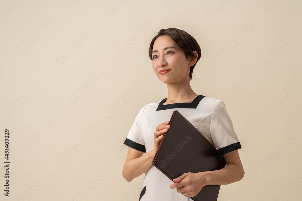 制服を着た女性 制服を着た女性