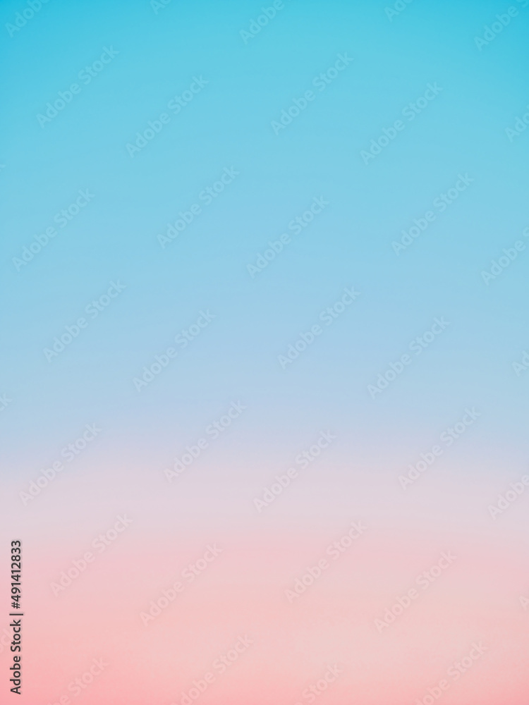 淡いブルーとピンクのグラデーションの空 淡いブルーとピンクのグラデーションの空