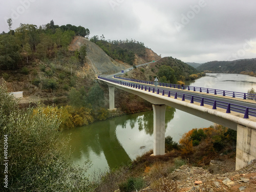 26 12 2017. Puente internacional entre España y Portugal en Pomarão. Carretera HU-6400. Puente sobre el río Chanza, afluente del río Guadiana, a pocos kilómetros de su desembocadura.