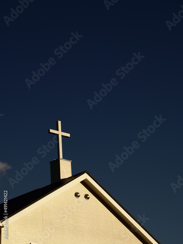 青空に映える教会の十字架