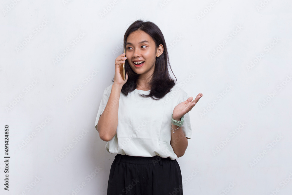 happy young asian beautiful woman using mobile phone isolated on white background
happy young asian beautiful woman using mobile phone isolated on white background