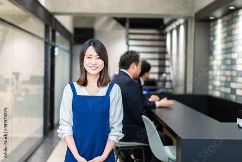 オフィスのカフェテリアで働く女性