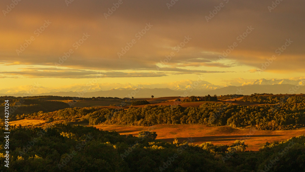 lever de soleil en hiver sur la campagne gersoise et la chaîne des Pyrénées enneigées lever de soleil en hiver sur la campagne gersoise et la chaîne des Pyrénées enneigées