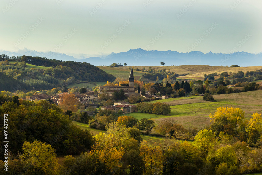 village pittoresque de Barran dans le Gers en automne et son clocher tor