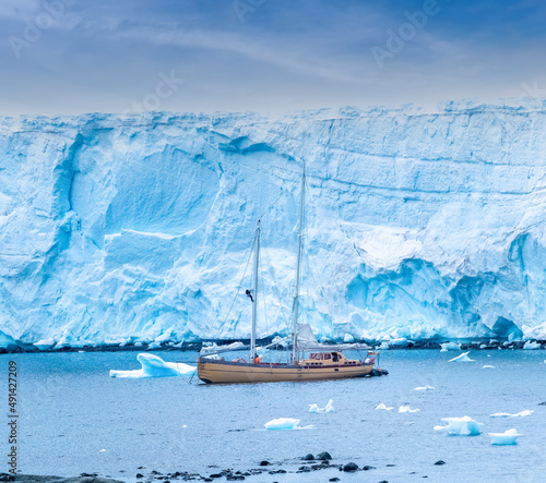 Tablou pe pânză Sailing to the Antarctic Peninsula