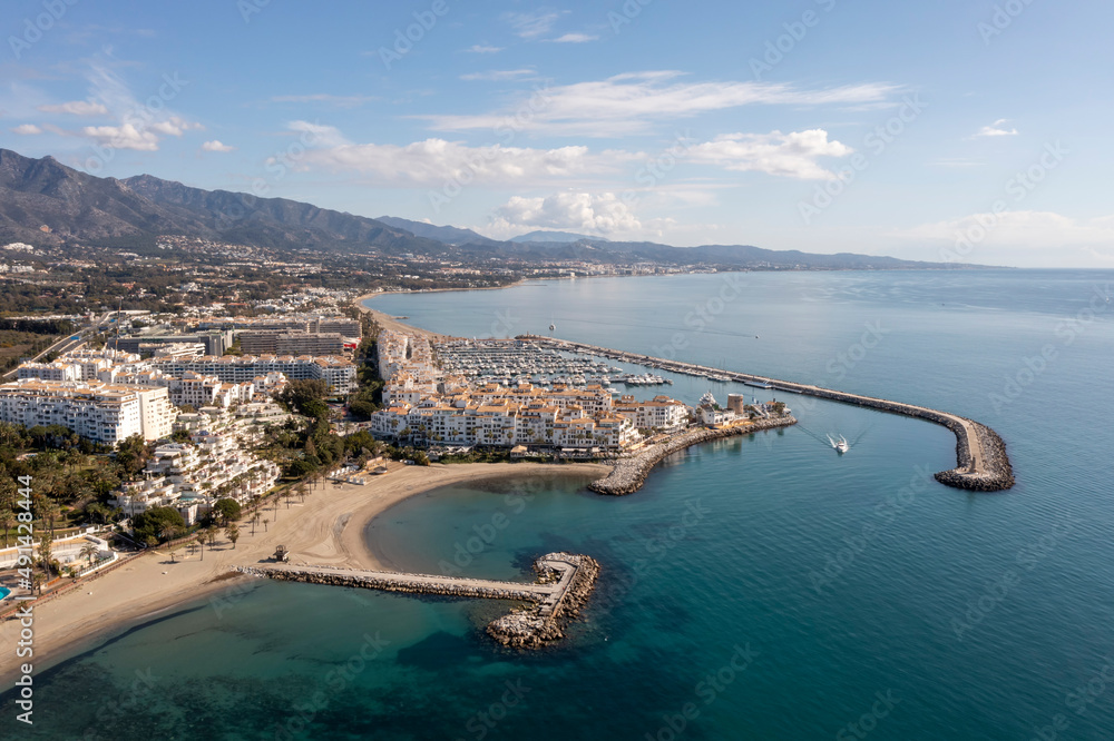espigones de la playa de nueva Andalucía en Marbella, España