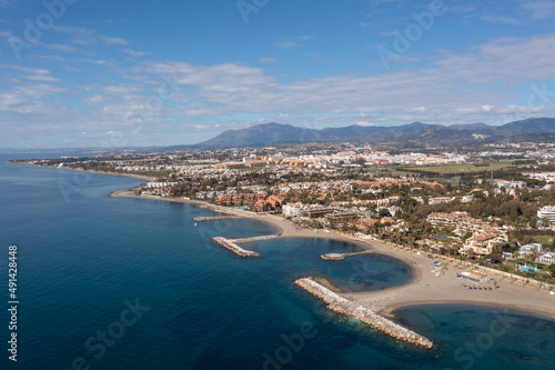 espigones de la playa de nueva Andalucía en Marbella, España