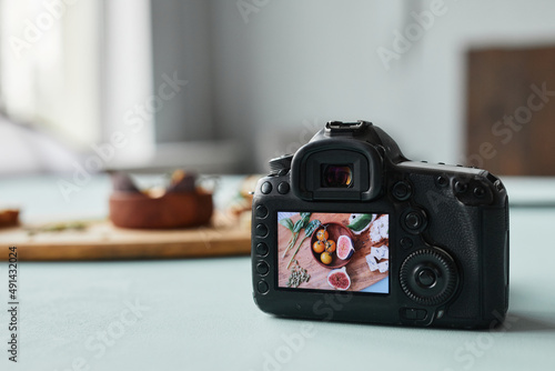 Foto Close up of digital camera with food photography on screen in studio setup, copy