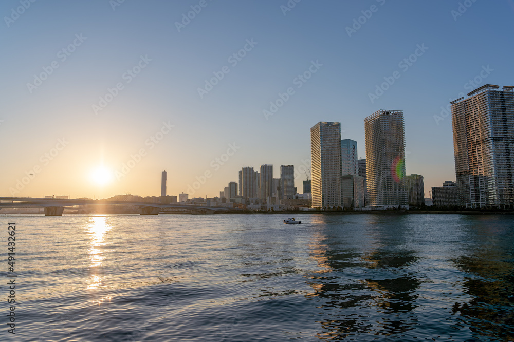 Naklejka premium 東京都江東区豊洲から見た夕方の都市景観