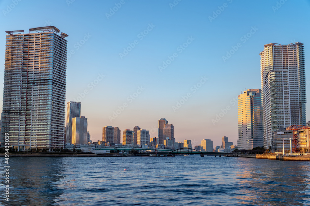 東京都江東区豊洲から見た夕方の都市景観