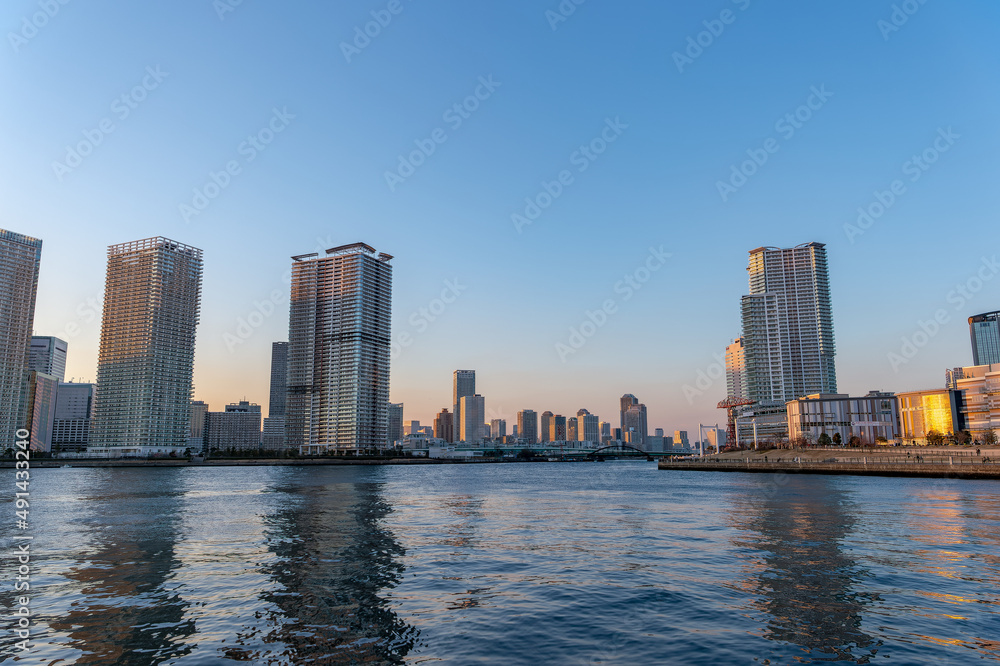 Naklejka premium 東京都江東区豊洲から見た夕方の都市景観