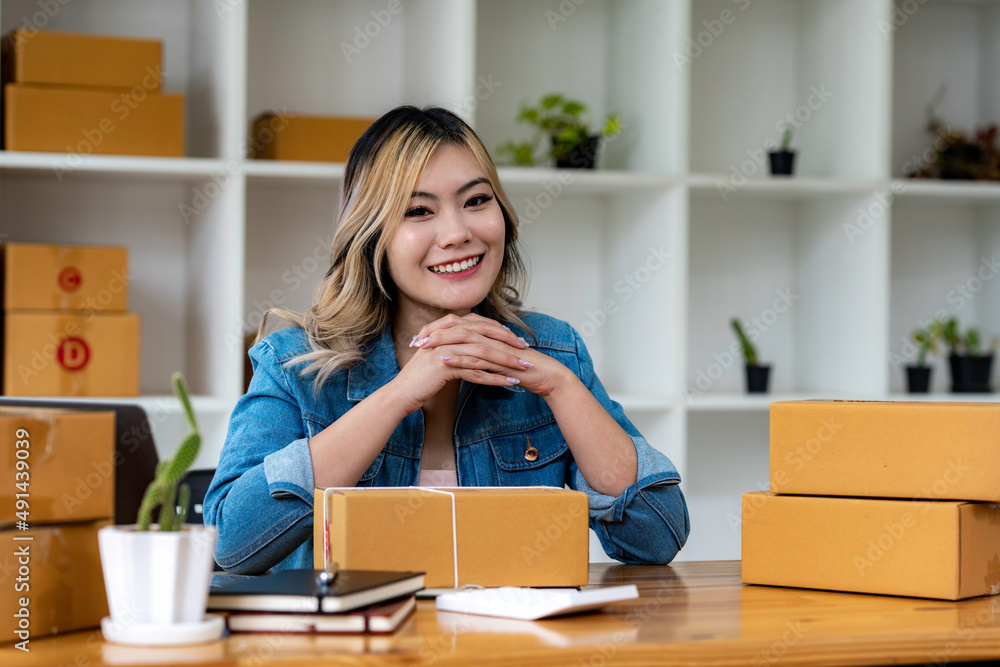 Starting small businesses SME owners female entrepreneurs check online orders to prepare to pack the boxes, sell to customers, sme business ideas online. Starting small businesses SME owners female entrepreneurs check online orders to prepare to pack the boxes, sell to customers, sme business ideas online.