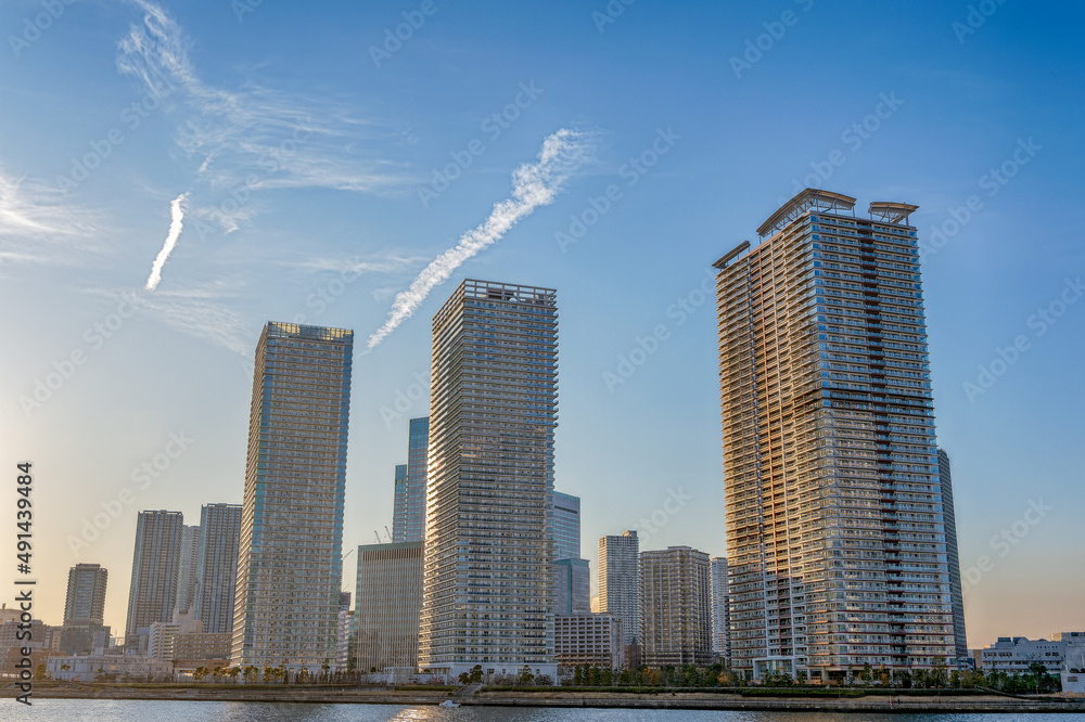 Obraz premium 東京都江東区豊洲の夕方の都市景観