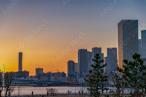 東京都江東区豊洲の夕方の都市景観