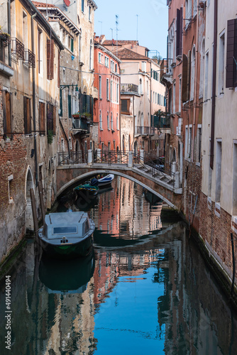 Kanal in Venedig mit Boot und Spiegelung im Wasser