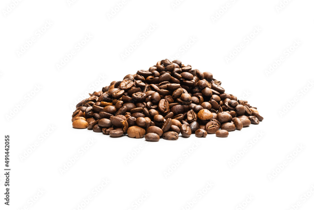 Obraz premium Coffee beans on a white background. Top view.