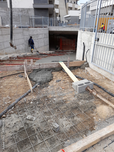 Cantiere edile - tutto pronto per il getto del cemento armato per la costruzione di una rampa per accedere ai garage photo