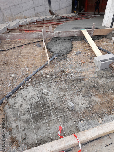 Cantiere edile - tutto pronto per il getto del cemento armato per la costruzione di una rampa per accedere ai garage photo