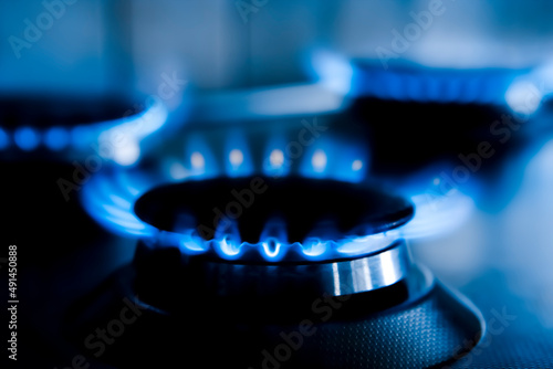 Blaue Gasflammen vor dunklem Hintergrund