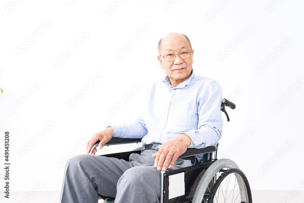 車椅子に乗る高齢の男性 車椅子に乗る高齢の男性