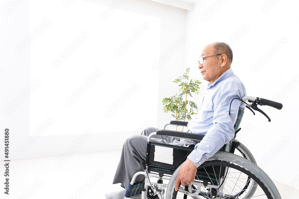 車椅子に乗る高齢の男性