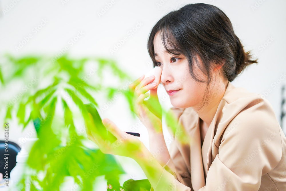 メイクをする女性