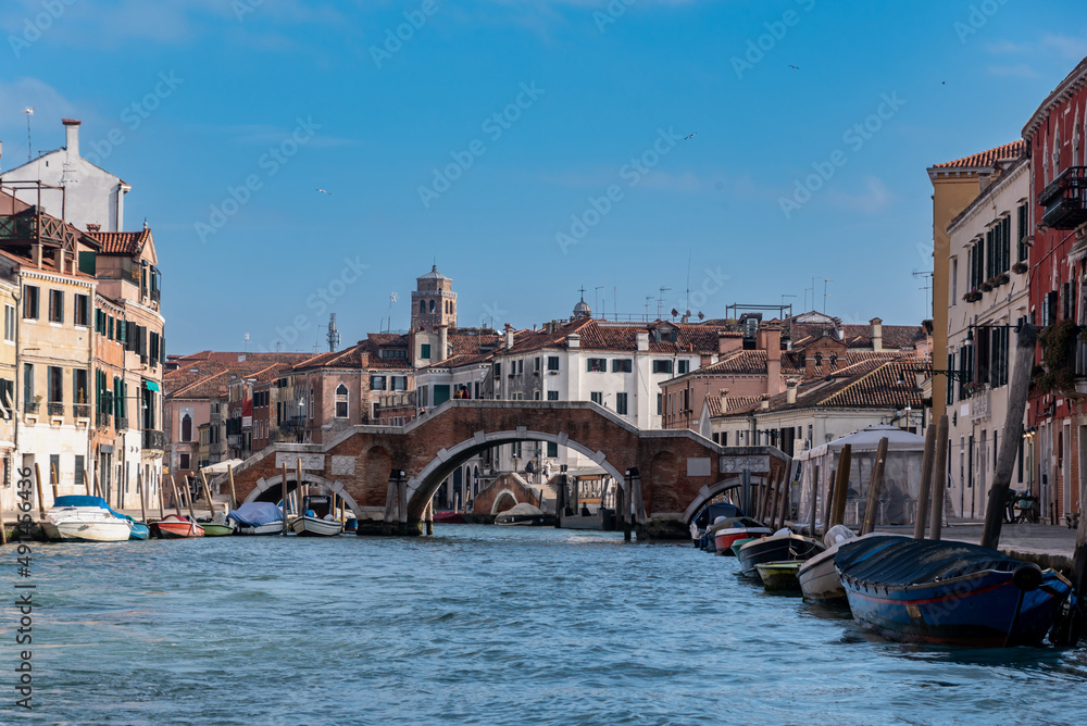 Kanal mit Brücke und Booten im Sestiere Cannaregio, Venedig