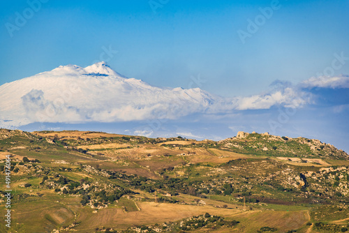 Foto Beautiful View of Mount Etna from Caltagirone, Catania, Sicily, Italy, Europe, W