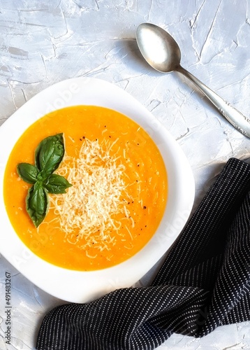 sopa de zapallo calabaza albahaca photo