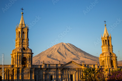 Vászonkép Catedral del Arequipa con el volcán Misti en el fondo