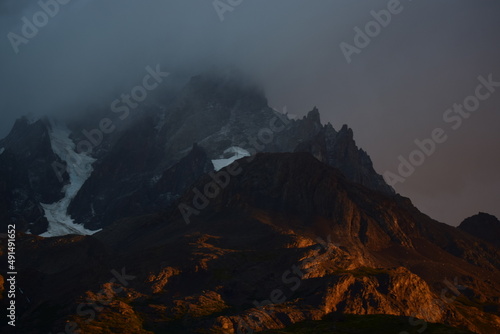 el sol despeertando las montañas