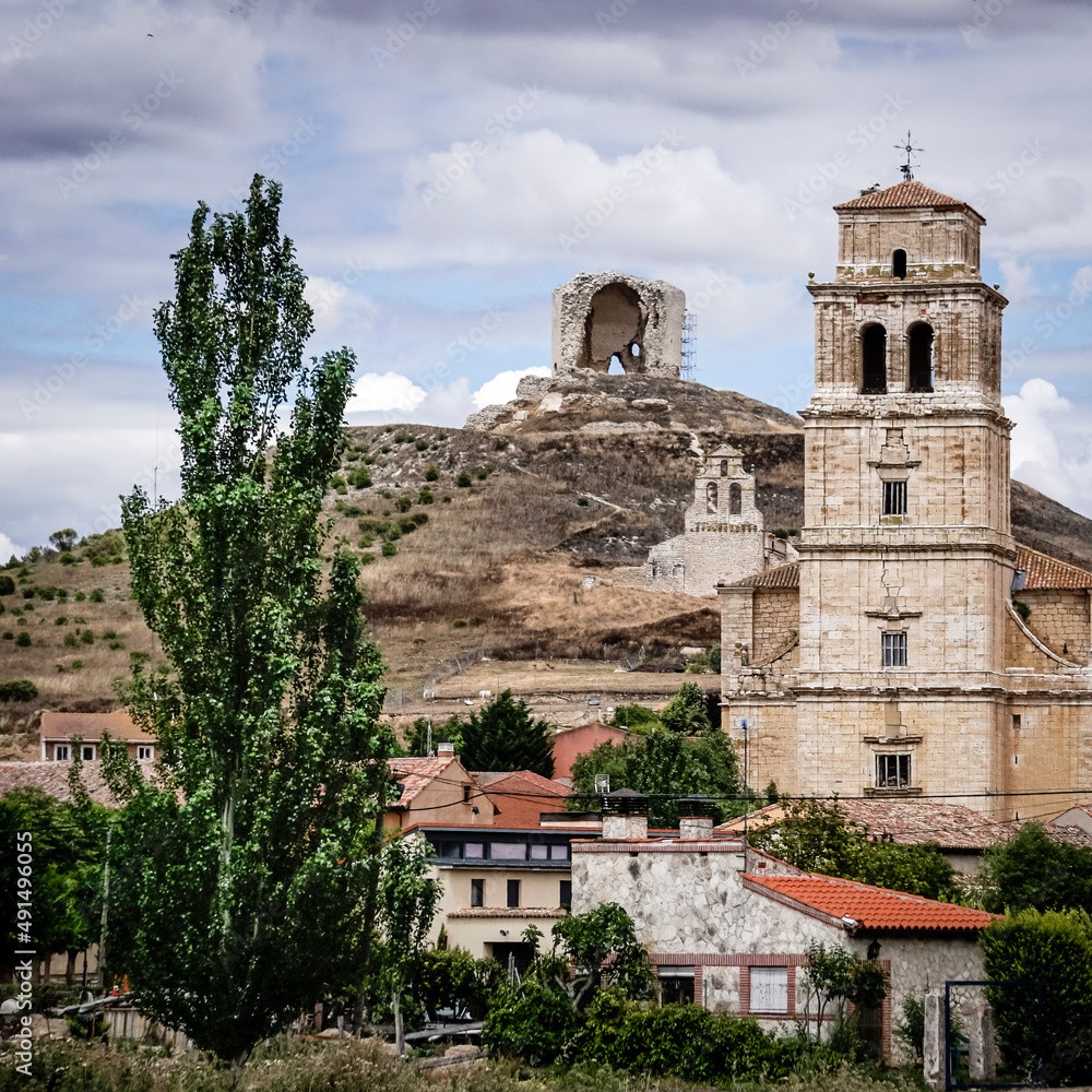 Panoramic view of the town of Mota del Marqués with the church of San Martin and the remains of the ruined castle