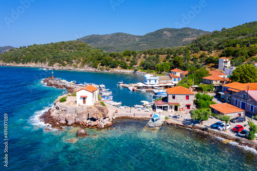 Foto The little church of Panagia Gorgona situated on a rock in Skala Sykamias, a pic