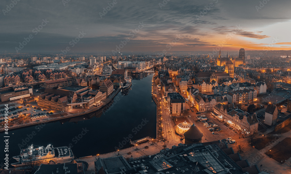 Obraz na płótnie view of the gdansk city at night w salonie