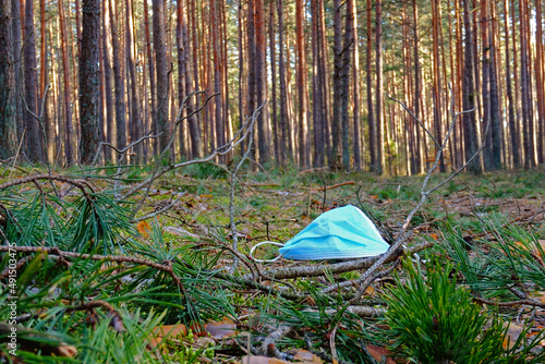 Maska covidowa w w lesie photo