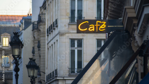 enseigne lumineuse d'un café parisien 