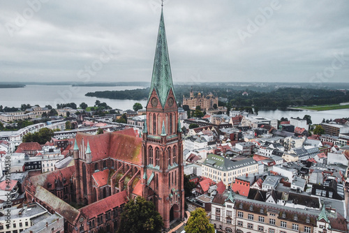 Blick auf den Schweriner Dom und Schloss aus der Luft