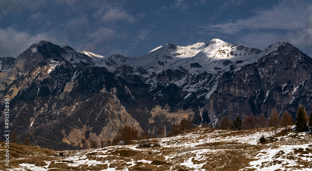 Macchie di luce sulle cime innevate