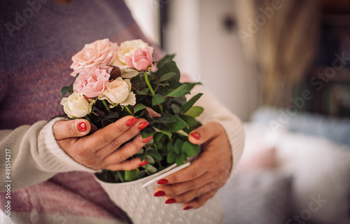 Dzień matki . Bukiet kwiatów w dłoniach 