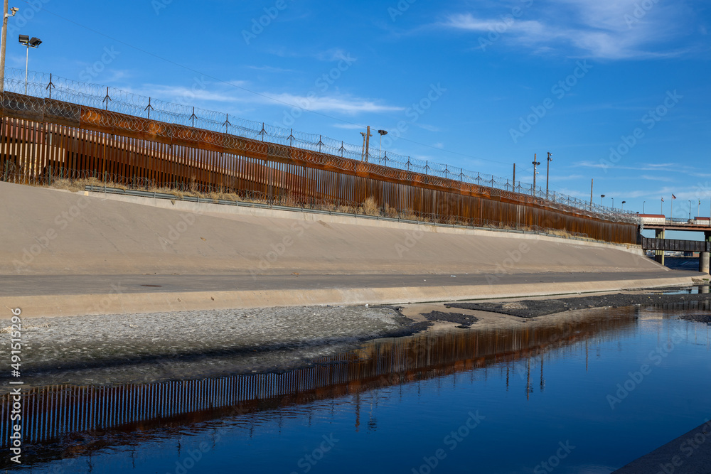 The Rio Bravo is the natural border between the United States and Mexico, while other extensions of the country are divided by the wall The Rio Bravo is the natural border between the United States and Mexico, while other extensions of the country are divided by the wall