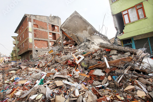 Zniszczona ulica miasta po trzęsieniu ziemi w Van, Ercis, Turcja. To 604 zabitych i 4152 rannych w trzęsieniu ziemi w Van-Ercis.
