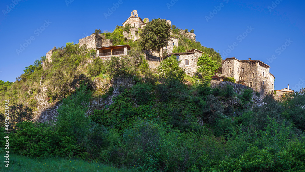 France, Ardèche (07), le vieux village perché de Rochecolombe.