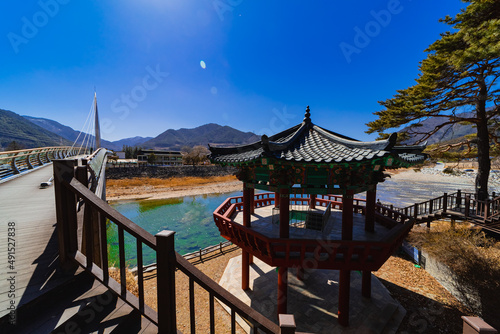 파란 하늘과 맑은 물 한국의 전통 전망대와 교량, 2개의 하천이 만나는 곳의 봄 풍경(정선, 아우라지) © Sepe44